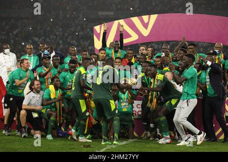 Yaounde, Kamerun. 06th. Februar 2022. Die Spieler des Senegal feiern mit der Trophäe, nachdem sie das letzte Fußballspiel des Afrika-Cup der Nationen 2021 gegen Ägypten im Paul Biya 'Olembe' Stadium gewonnen haben. Quelle: Ayman Aref/dpa/Alamy Live News Stockfoto