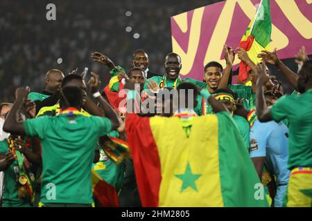 Yaounde, Kamerun. 06th. Februar 2022. Die Spieler aus Senegal feiern den Gewinn des letzten Fußballmatches des Africa Cup of Nations 2021 gegen Ägypten im Paul Biya 'Olembe' Stadium. Quelle: Ayman Aref/dpa/Alamy Live News Stockfoto