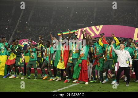 Yaounde, Kamerun. 06th. Februar 2022. Die Spieler aus Senegal feiern den Gewinn des letzten Fußballmatches des Africa Cup of Nations 2021 gegen Ägypten im Paul Biya 'Olembe' Stadium. Quelle: Ayman Aref/dpa/Alamy Live News Stockfoto