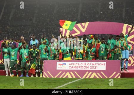 Yaounde, Kamerun. 06th. Februar 2022. Die Spieler aus Senegal feiern den Gewinn des letzten Fußballmatches des Africa Cup of Nations 2021 gegen Ägypten im Paul Biya 'Olembe' Stadium. Quelle: Ayman Aref/dpa/Alamy Live News Stockfoto