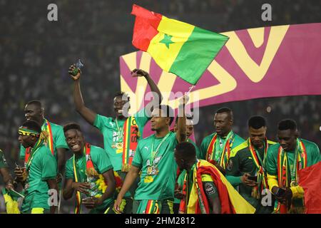 Yaounde, Kamerun. 06th. Februar 2022. Die Spieler aus Senegal feiern den Gewinn des letzten Fußballmatches des Africa Cup of Nations 2021 gegen Ägypten im Paul Biya 'Olembe' Stadium. Quelle: Ayman Aref/dpa/Alamy Live News Stockfoto