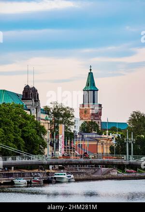 Blick über den Aura-Fluss in Richtung der Kathedrale in der Abenddämmerung, Turku, Finnland Stockfoto