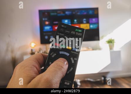 Fernbedienung mit männlicher Hand, Blickpunkt Stockfoto