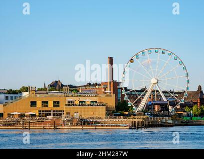 Blick über den Südhafen in Richtung Allas Sea Pool und Restaurant und SkyWheel Ferris Wheel, Helsinki, Uusimaa County, Finnland Stockfoto