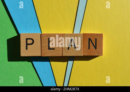 Plan, Wort in hölzernen Alphabet Buchstaben isoliert auf hellen und bunten Hintergrund Stockfoto