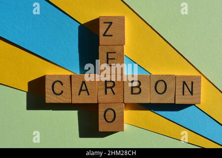 Zero, Carbon, Wörter in Holzbuchstaben isoliert auf gelb, blau und grün Stockfoto