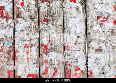 Städtische Reklametafel Mit Zerrissenem Geschältem Poster Horizontaler Breiter Grungiger Hintergrund. Outdoor Bulletin Board Oder Sperrholztafel Mit Abgenutzter Werbebotschaft Notic Stockfoto
