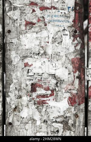 Städtische Reklametafel Mit Zerrissenem Geschältem Poster Horizontaler Breiter Grungiger Hintergrund. Outdoor Bulletin Board Oder Sperrholztafel Mit Abgenutzter Werbebotschaft Notic Stockfoto