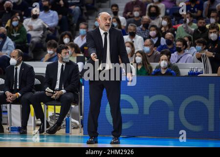 Madrid, Spanien. 06th. Februar 2022. Pablo Laso beim Valencia Basket Club Sieg über Real Madrid 93 - 94 in der Liga Endesa regulären Saison (Tag 21) gefeiert in Madrid (Spanien) im Wizink Center. Februar 6th 2022. (Foto von Juan Carlos García Mate/Pacific Press) Quelle: Pacific Press Media Production Corp./Alamy Live News Stockfoto