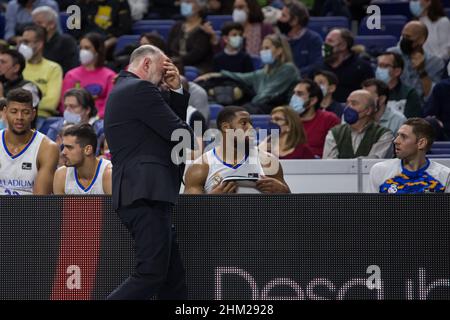 Madrid, Spanien. 06th. Februar 2022. Pablo Laso beim Valencia Basket Club Sieg über Real Madrid 93 - 94 in der Liga Endesa regulären Saison (Tag 21) gefeiert in Madrid (Spanien) im Wizink Center. Februar 6th 2022. (Foto von Juan Carlos García Mate/Pacific Press) Quelle: Pacific Press Media Production Corp./Alamy Live News Stockfoto