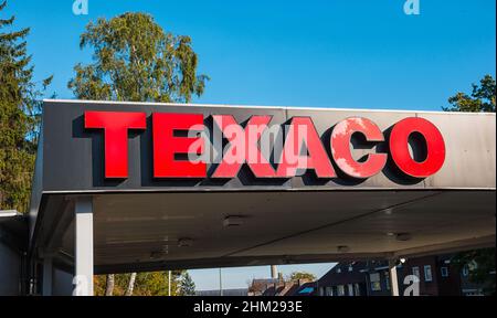 Texaco-Logo auf einem Schild vor einer Tankstelle. Texaco ist mit der Marke Havoline von Motoröl assoziiert und begann als Texas Fuel Company in der y Stockfoto