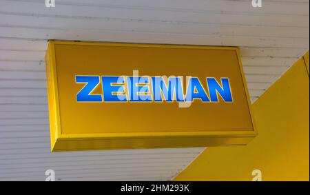 Zeeman Sign vor einem Zeeman-Laden. Zeeman ist ein europäisches Bekleidungsgeschäft mit etwa tausend Geschäften in einigen Ländern Westeuropas. Stockfoto