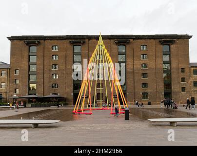 Vorderansicht des ual Central Saint Martins Gebäudes im Granary Square London Stockfoto