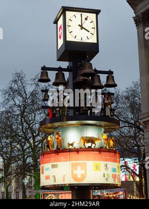 Blick auf das Schweizer Glockenspiel aka The Swiss Clock am Leicester Square London in der Abenddämmerung Stockfoto