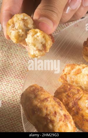 Reispatties oder Fritten aus gekochtem Reis, Karotten, Zwiebeln, Knoblauch, Sellerie Stielen, brasilianischen Reiskuchen, Kopierraum und natürlichen Anbiente. Stockfoto