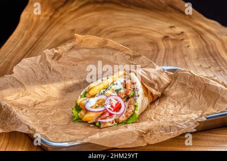 Köstlicher saftiger Shawarma auf einem Holztisch Stockfoto