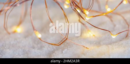 LED-Leuchten mit weihnachtsdraht Stockfoto