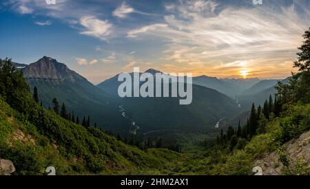 McDonald Creek fließt von der Gletscherwand bei Sonnenuntergang entlang der Going to the Sun Road Stockfoto