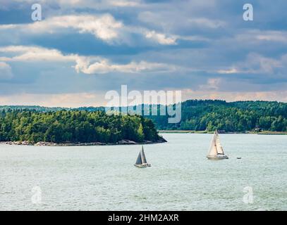 Yachten, die in der Nähe der Küste segeln, erhöhte Aussicht, Turku Waterway, Finnland Stockfoto