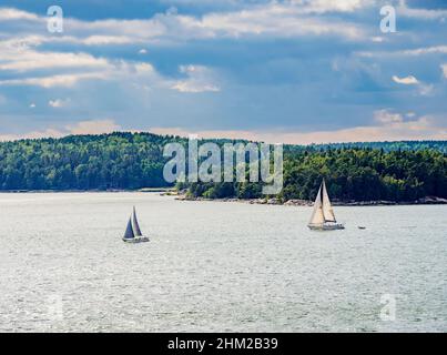 Yachten, die in der Nähe der Küste segeln, erhöhte Aussicht, Turku Waterway, Finnland Stockfoto