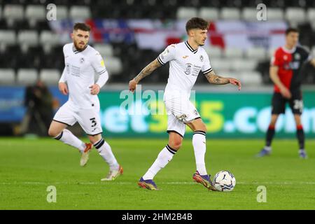 Swansea, Großbritannien. 05th. Februar 2022. Jamie Pherson von Swansea City in Aktion. EFL Skybet Championship match, Swansea City gegen Blackburn Rovers im Swansea.com Stadium in Swansea am Samstag, 5th. Februar 2022. Dieses Bild darf nur für redaktionelle Zwecke verwendet werden. Nur zur redaktionellen Verwendung, Lizenz für kommerzielle Nutzung erforderlich. Keine Verwendung bei Wetten, Spielen oder Veröffentlichungen in einem Club/einer Liga/einem Spieler. PIC von Andrew Orchard//Alamy Live News Stockfoto