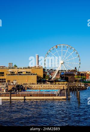 Blick über den Südhafen in Richtung Allas Sea Pool und Restaurant und SkyWheel Ferris Wheel, Helsinki, Uusimaa County, Finnland Stockfoto