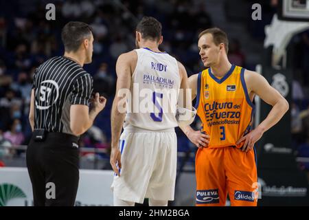 Madrid, Madrid, Spanien. 6th. Februar 2022. Rudy FernÃndez (C) und Klemen Prepelik (R) während des Valencia Basket Club Sieges über Real Madrid 93 - 94 in der Liga Endesa reguläre Saison (Tag 21) gefeiert in Madrid (Spanien) im Wizink Center. Februar 6th 2022. (Bild: © Juan Carlos GarcÃ-A Mate/Pacific Press via ZUMA Press Wire) Stockfoto