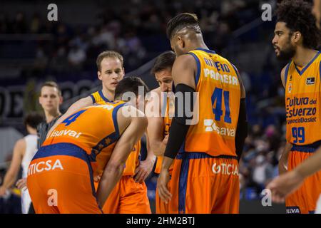 Madrid, Madrid, Spanien. 6th. Februar 2022. Valencia Basket Club Spieler während Valencia Basket Club Sieg über Real Madrid 93 - 94 in Liga Endesa regulären Saison (Tag 21) gefeiert in Madrid (Spanien) im Wizink Center. Februar 6th 2022. (Bild: © Juan Carlos GarcÃ-A Mate/Pacific Press via ZUMA Press Wire) Stockfoto