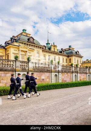 Wachwechsel vor dem Schloss Drottningholm, Stockholm, Kreis Stockholm, Schweden Stockfoto
