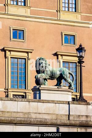 Löwenskulptur vor dem Königspalast, Stockholm, Kreis Stockholm, Schweden Stockfoto
