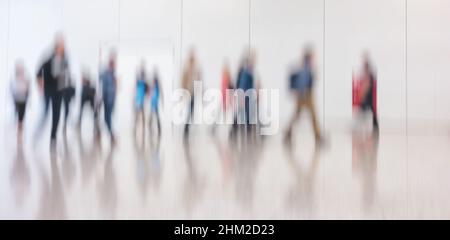Absichtlich verschwommene Personen im Hintergrund Stockfoto