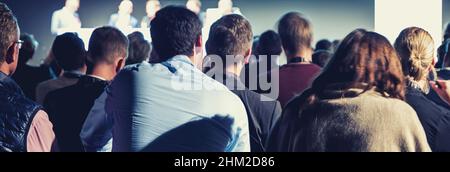Publikum im Hörsaal, Rückansicht - Meeting Konferenz Seminar Konzept Bild Stockfoto