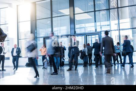 Verschwommene Menschen im Business Center Stockfoto