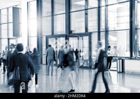 Abstakt Menschen in der Lobby eines modernen Business Centers Stockfoto