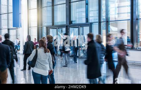 Abstakt Bild von Menschen in der Lobby eines modernen Business-Center Stockfoto