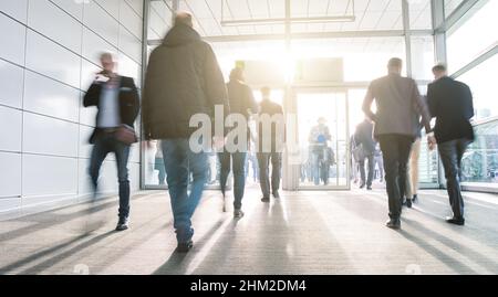 Abstraktes Bild von Geschäftsleuten am Eingang eines modernen Geschäftszentrums Stockfoto
