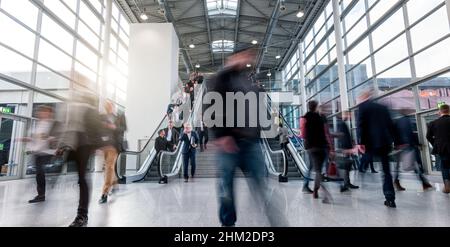 Abstraktes Bild der Menschen in der Lobby eines modernen Business Center Stockfoto