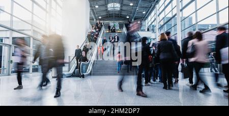 Abstakt Image von Geschäftsleuten, die in der Lobby eines modernen Business Centers hetzen Stockfoto