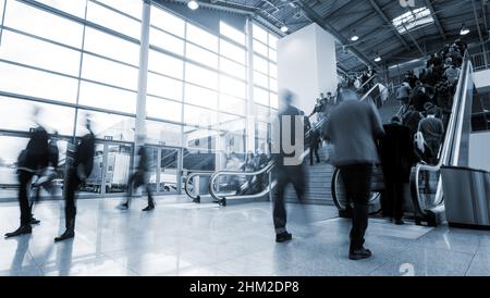 Abstakt Bild von Menschen in der Lobby eines modernen Business-Center Stockfoto