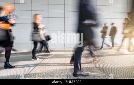 Abstakt Bild von Menschen in der Lobby eines modernen Business-Center Stockfoto