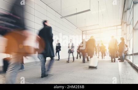 Verschwommene Pendler auf einer Messe Stockfoto