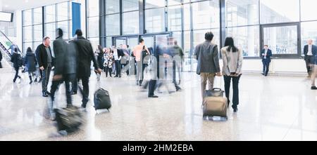 Geschäftsreisende, die am Flughafen zu Fuß unterwegs sind Stockfoto