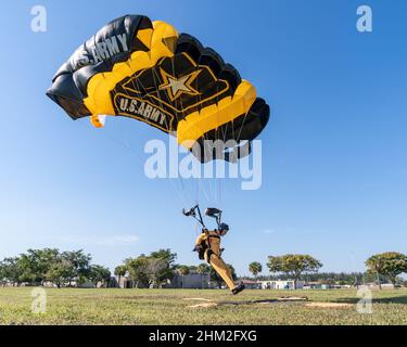 Sgt. 1st Klasse Ryan O'Rourke, Army Fallschirmteam, landet während eines Trainingssprungs auf der Homestead Air Reserve Base, Florida, am 25. Januar 2022 auf dem Ziel. Die Golden Knights führen ihren jährlichen Zertifizierungszyklus für ihre kommende Show-Saison durch. (USA Air Force Foto von Tech. Sgt. Lionel Castellano) Stockfoto