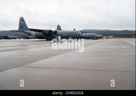 C-130J Super Hercules Flugzeuge warten auf Be- und Abfahrt auf dem Ramstein Air Base, Deutschland, 4. Februar 2022. US-Luftstreitkräfte in Europa – Air Forces die afrikanischen Streitkräfte sind bereit und strategisch positioniert, um NATO-Verbündete und -Partner schnell zu unterstützen und sich gegen jede Aggression zu verteidigen, um Stabilität und Sicherheit in Europa zu erhalten. (USA Luftwaffe Foto von Senior Airman Thomas Karol) Stockfoto