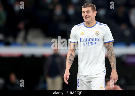 Madrid, Spanien. 06th. Februar 2022. Madrid Spanien; 02.06.2022.- Real Madrid gegen Granada Spiel der spanischen Fußball La Liga am Spieltag 23 im Santiago Bernabeu Stadion in Madrid statt. Real Madrid Spieler Toni Kross Final Score 1-0 Real Madrid Gewinner Credit: Juan Carlos Rojas/dpa/Alamy Live News Stockfoto