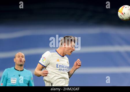 Madrid, Spanien. 06th. Februar 2022. Madrid Spanien; 02.06.2022.- Real Madrid gegen Granada Spiel der spanischen Fußball La Liga am Spieltag 23 im Santiago Bernabeu Stadion in Madrid statt. Real Madrid Spieler Toni Kross Final Score 1-0 Real Madrid Gewinner Credit: Juan Carlos Rojas/dpa/Alamy Live News Stockfoto