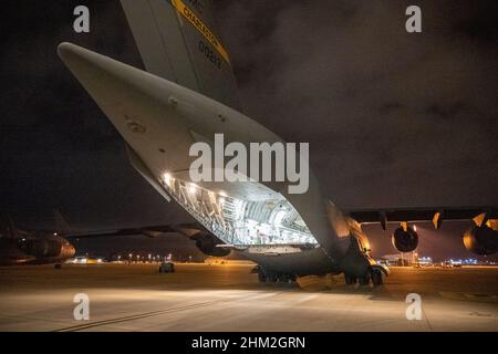 US Air Force Airmen vom Pope Army Airfield, North Carolina, und US Army Soldaten aus Fort Bragg, North Carolina, nehmen an der Bataillon Mass Tactical Week an Bord eines C-17 Globemaster III bei Pope AAF am 2. Februar 2022 Teil. BMTW ist eine gemeinsame Übung zwischen der US-Luftwaffe und der US-Armee, um die Fähigkeiten der Mitglieder durch das Üben von Szenarien in einer kontrollierten Umgebung zu verbessern. (USA Luftwaffe Foto/Technik. Sgt. Sydney Knizekewich) Stockfoto