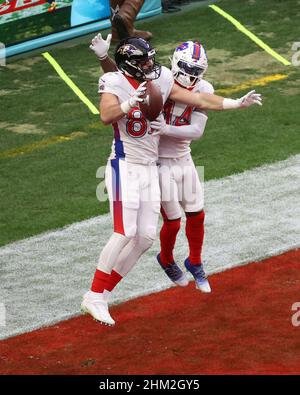 Las Vegas, Nevada, USA. 6th. Februar 2022. Baltimore Ravens Tight End Mark Andrews (89) feiert seinen Touchdown mit dem Buffalo Bills Wide Receiver Stefon Diggs (14) während des NFL Pro Bowl Spiels im Allegiant Stadium in Las Vegas, Nevada. Darren Lee/CSM/Alamy Live News Stockfoto