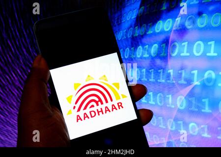 Indien. 06th. Februar 2022. In dieser Abbildung ist ein Aadhaar-Logo auf einem Smartphone zu sehen. Kredit: SOPA Images Limited/Alamy Live Nachrichten Stockfoto