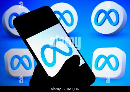 Indien. 06th. Februar 2022. In dieser Abbildung wird ein Meta-Logo auf einem Smartphone mit Meta-Symbolen im Hintergrund angezeigt. Kredit: SOPA Images Limited/Alamy Live Nachrichten Stockfoto